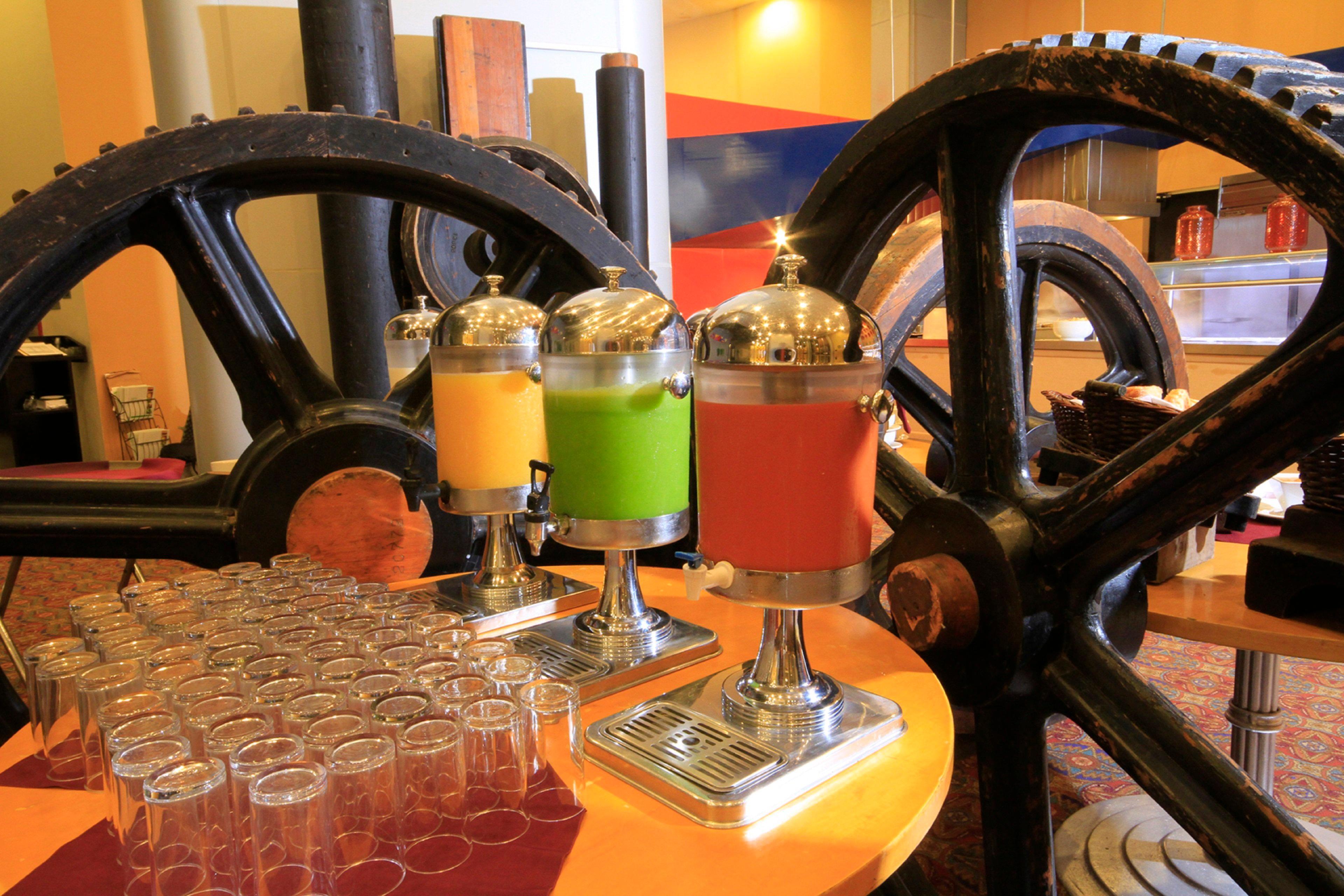 Holiday Inn Monterrey-Parque Fundidora By Ihg Esterno foto Juice dispensers