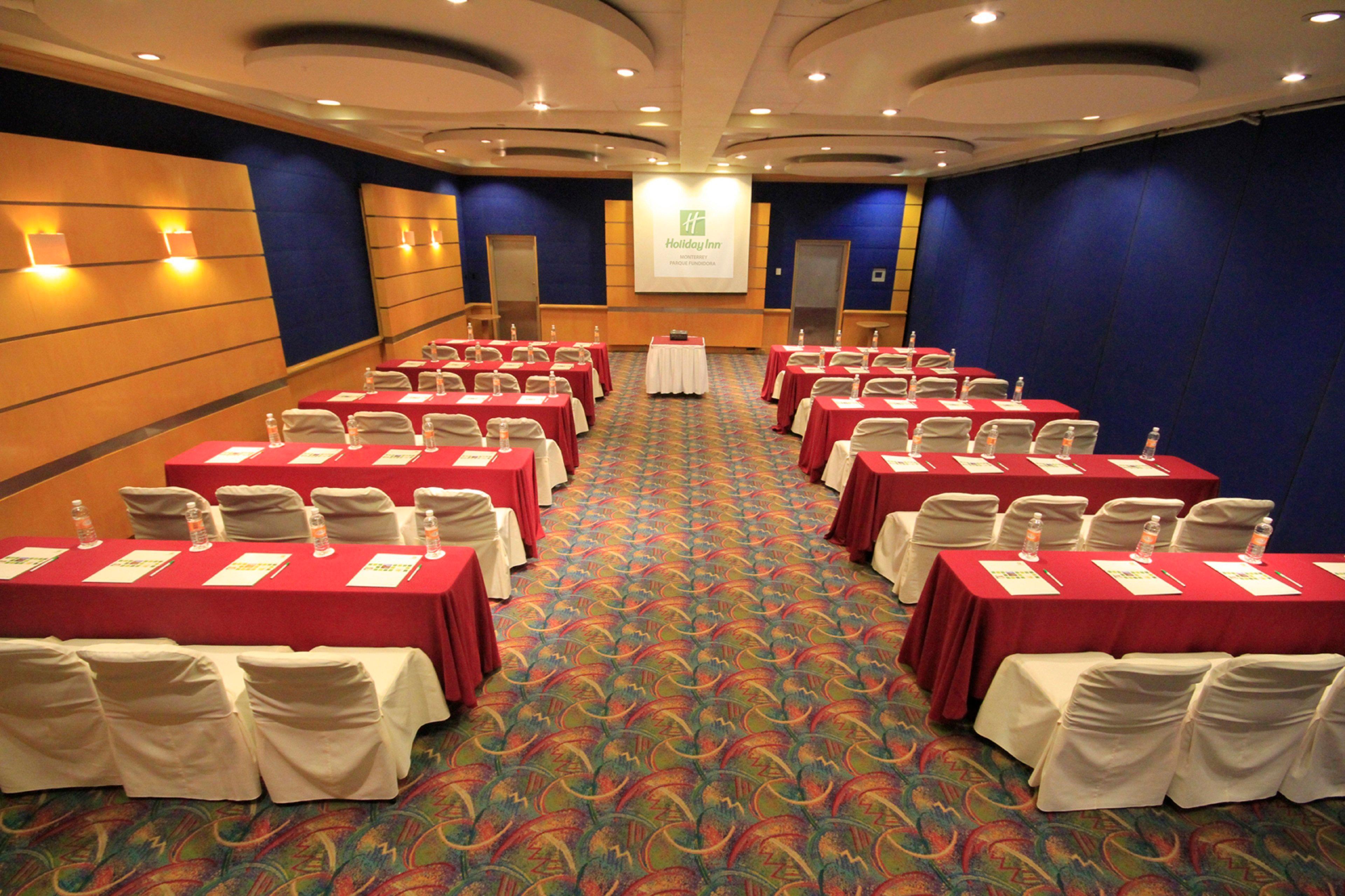 Holiday Inn Monterrey-Parque Fundidora By Ihg Esterno foto A typical classroom layout