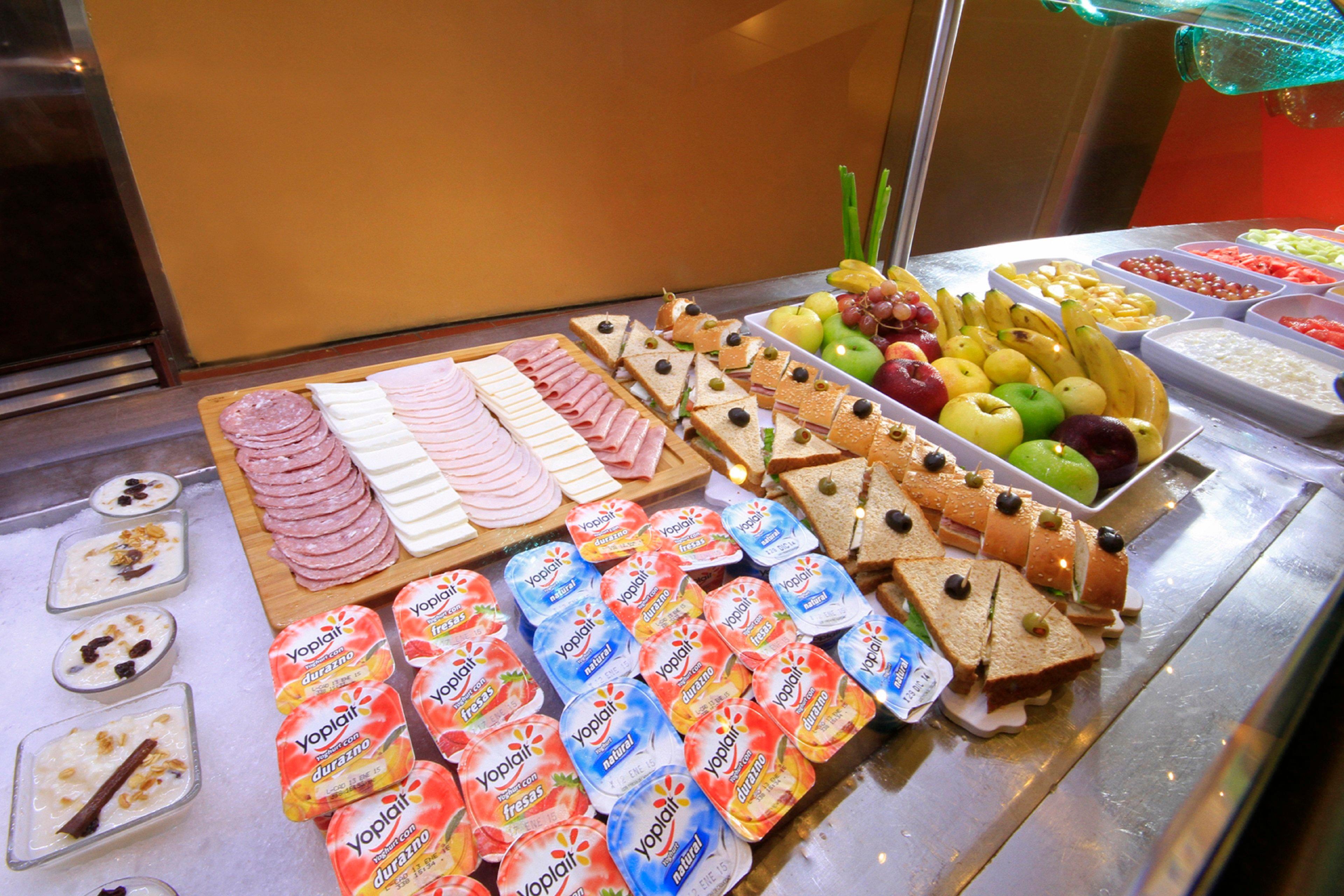 Holiday Inn Monterrey-Parque Fundidora By Ihg Esterno foto Fruit and cold cuts at a buffet
