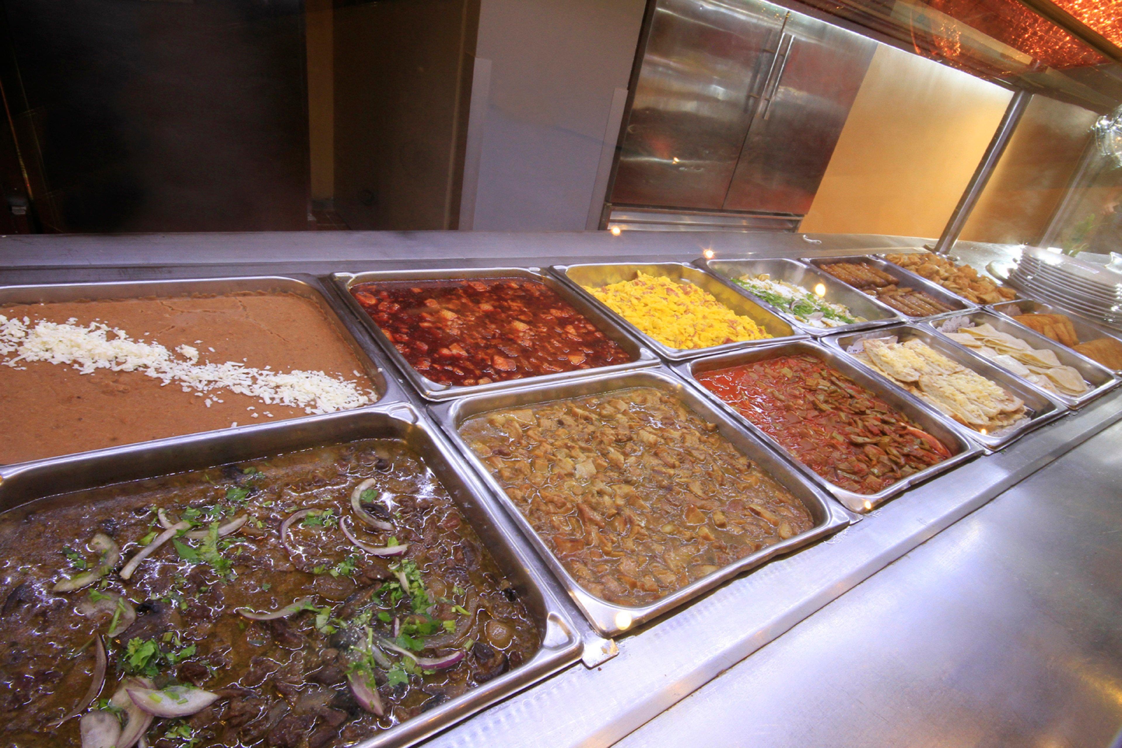 Holiday Inn Monterrey-Parque Fundidora By Ihg Esterno foto A selection of Mexican food at a buffet