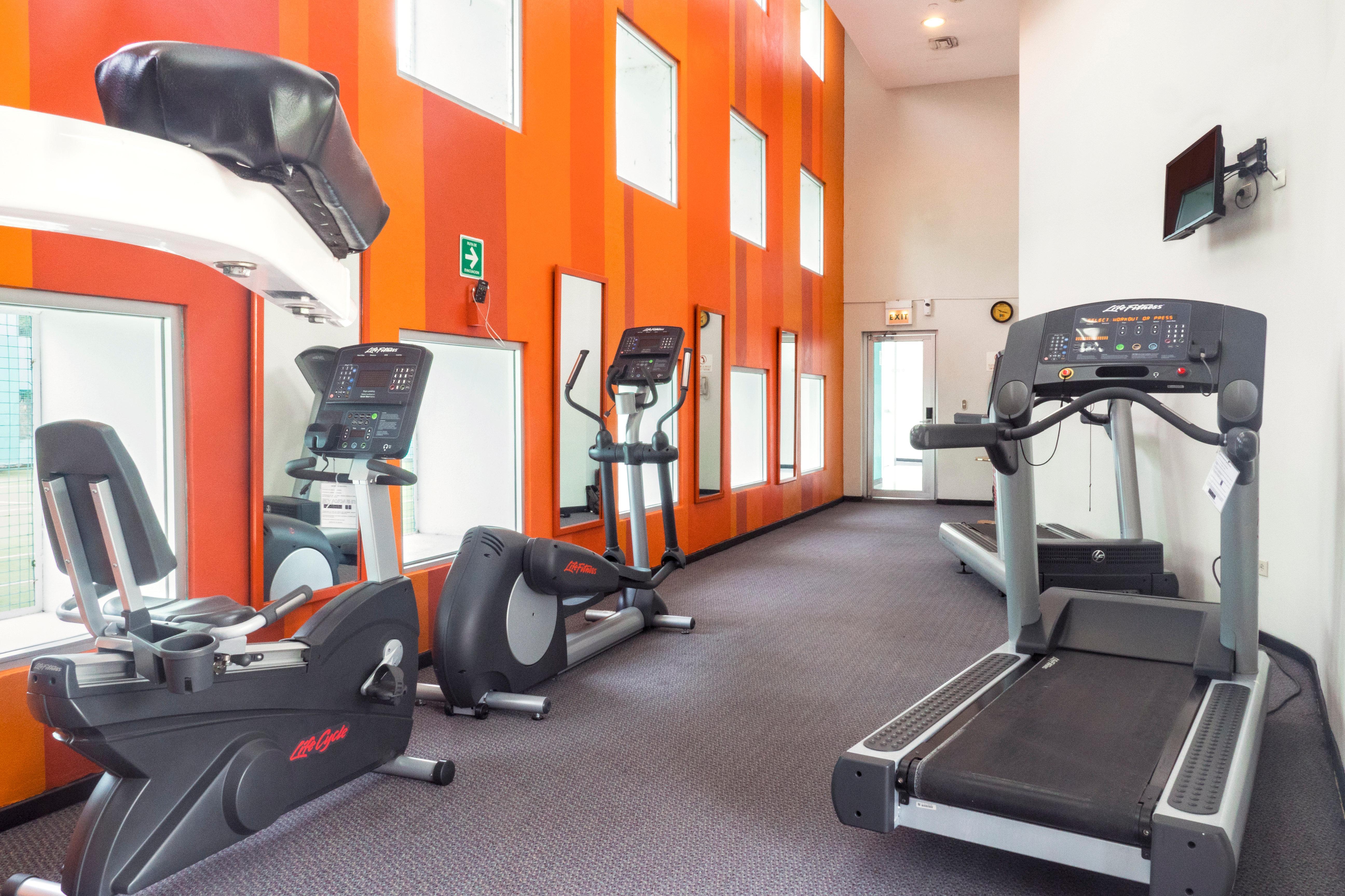 Holiday Inn Monterrey-Parque Fundidora By Ihg Esterno foto A gym at a hotel