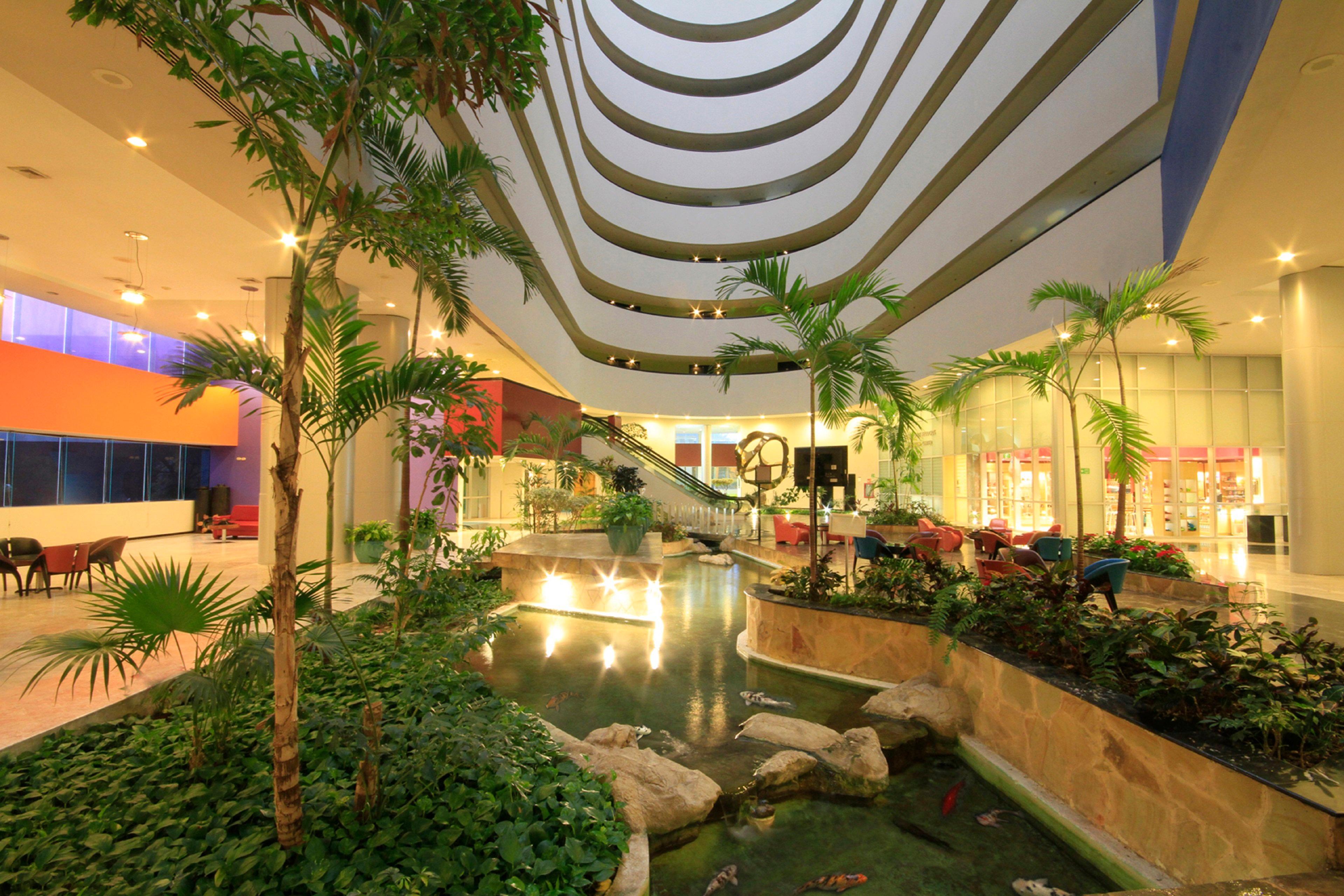 Holiday Inn Monterrey-Parque Fundidora By Ihg Esterno foto The interior of the hotel