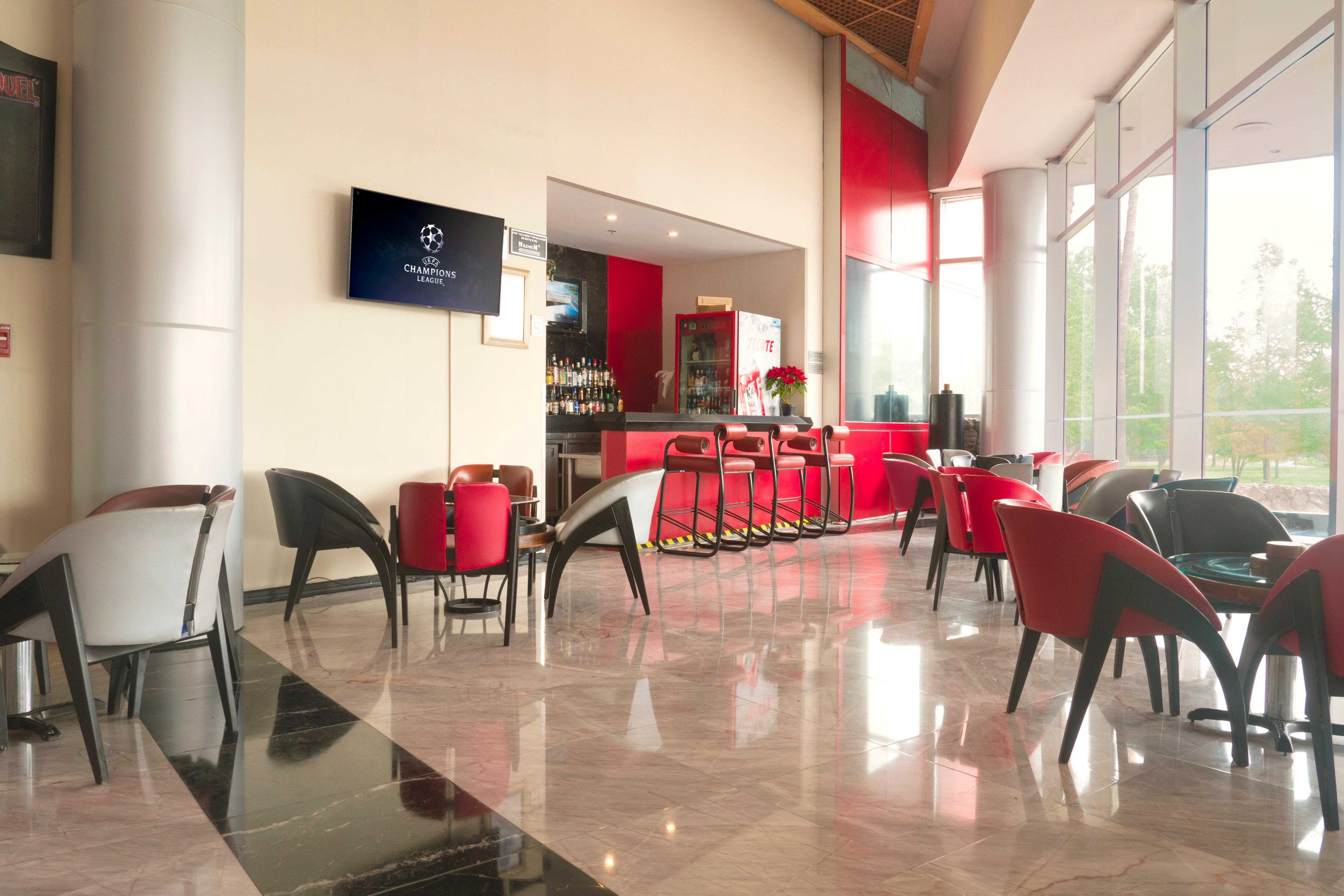 Holiday Inn Monterrey-Parque Fundidora By Ihg Esterno foto The lounge at the airport