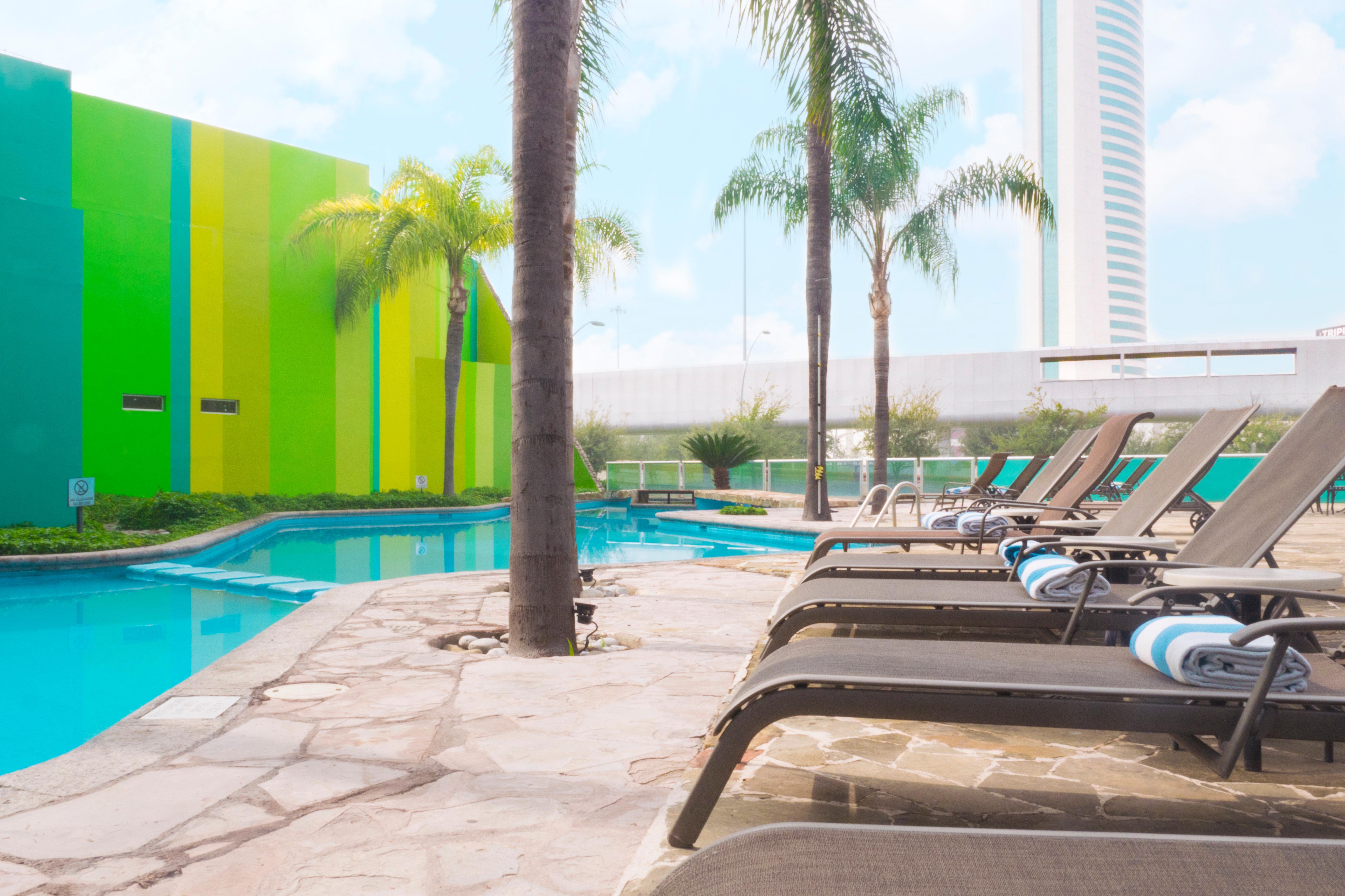 Holiday Inn Monterrey-Parque Fundidora By Ihg Esterno foto The pool at the hotel