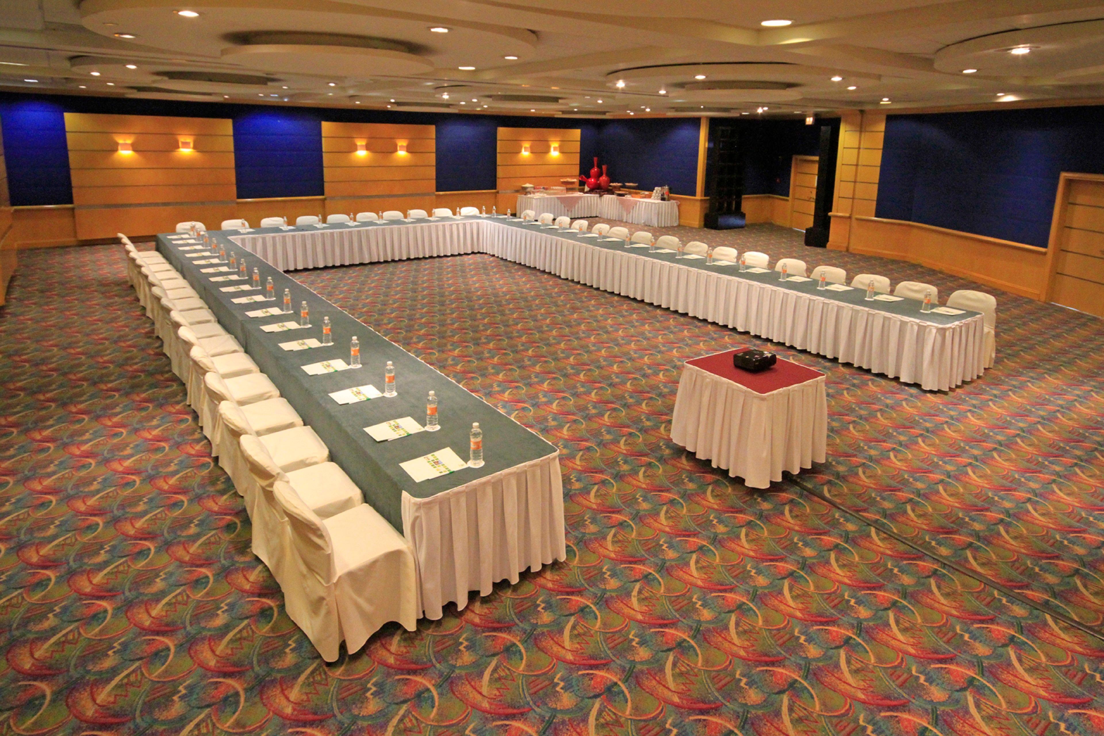 Holiday Inn Monterrey-Parque Fundidora By Ihg Esterno foto U-shaped table layout