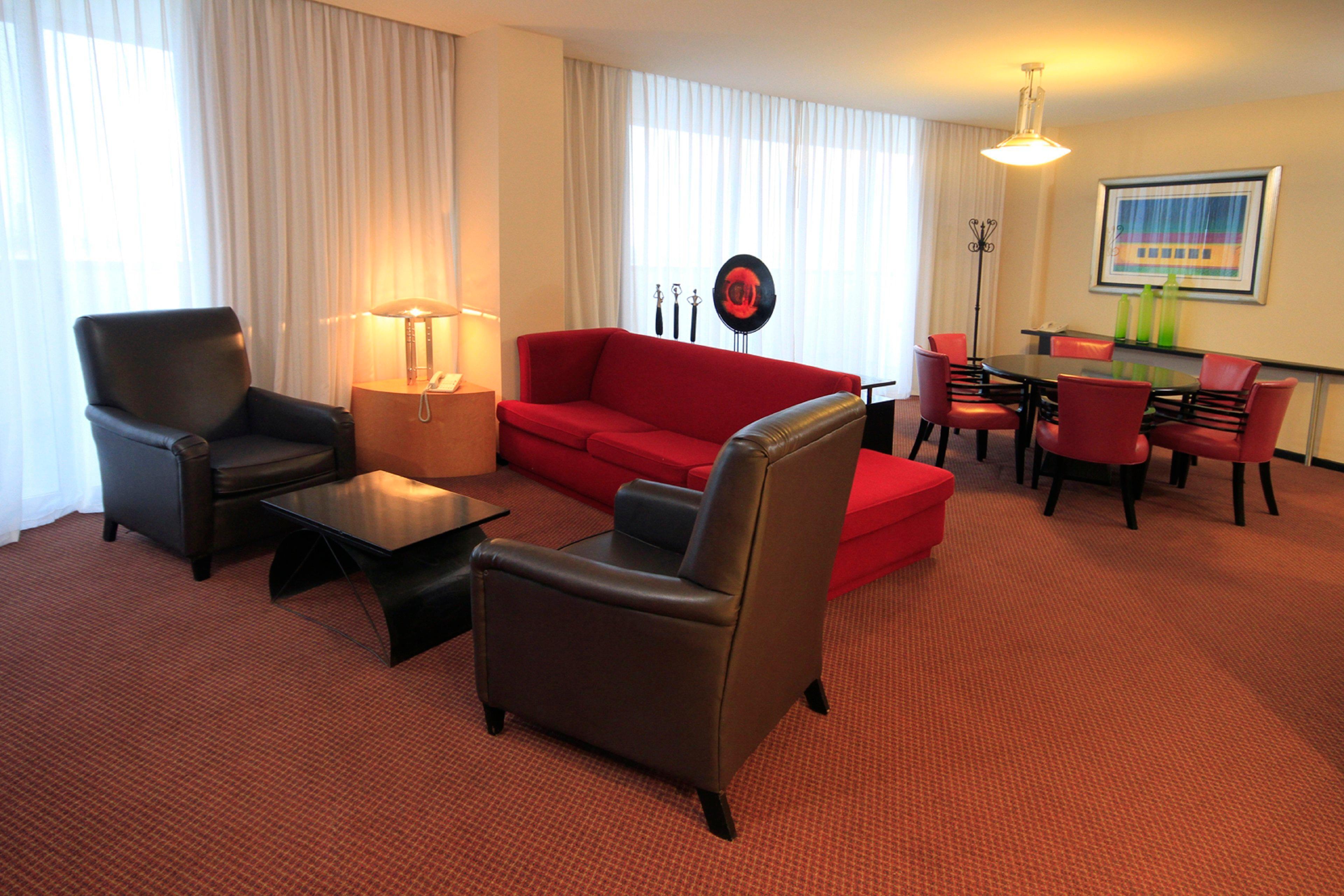 Holiday Inn Monterrey-Parque Fundidora By Ihg Esterno foto A living room in a typical apartment
