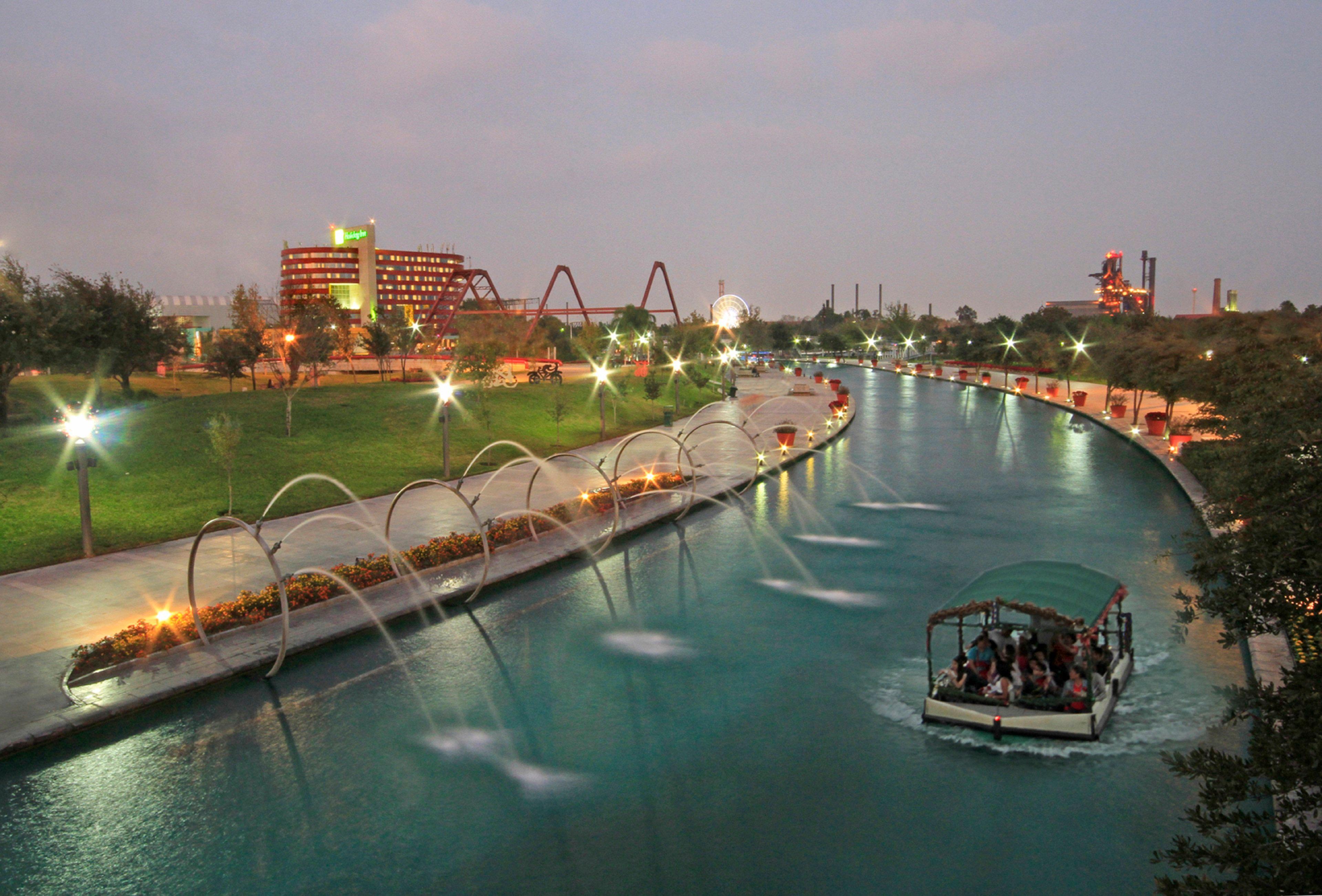 Holiday Inn Monterrey-Parque Fundidora By Ihg Esterno foto The San Antonio River Walk