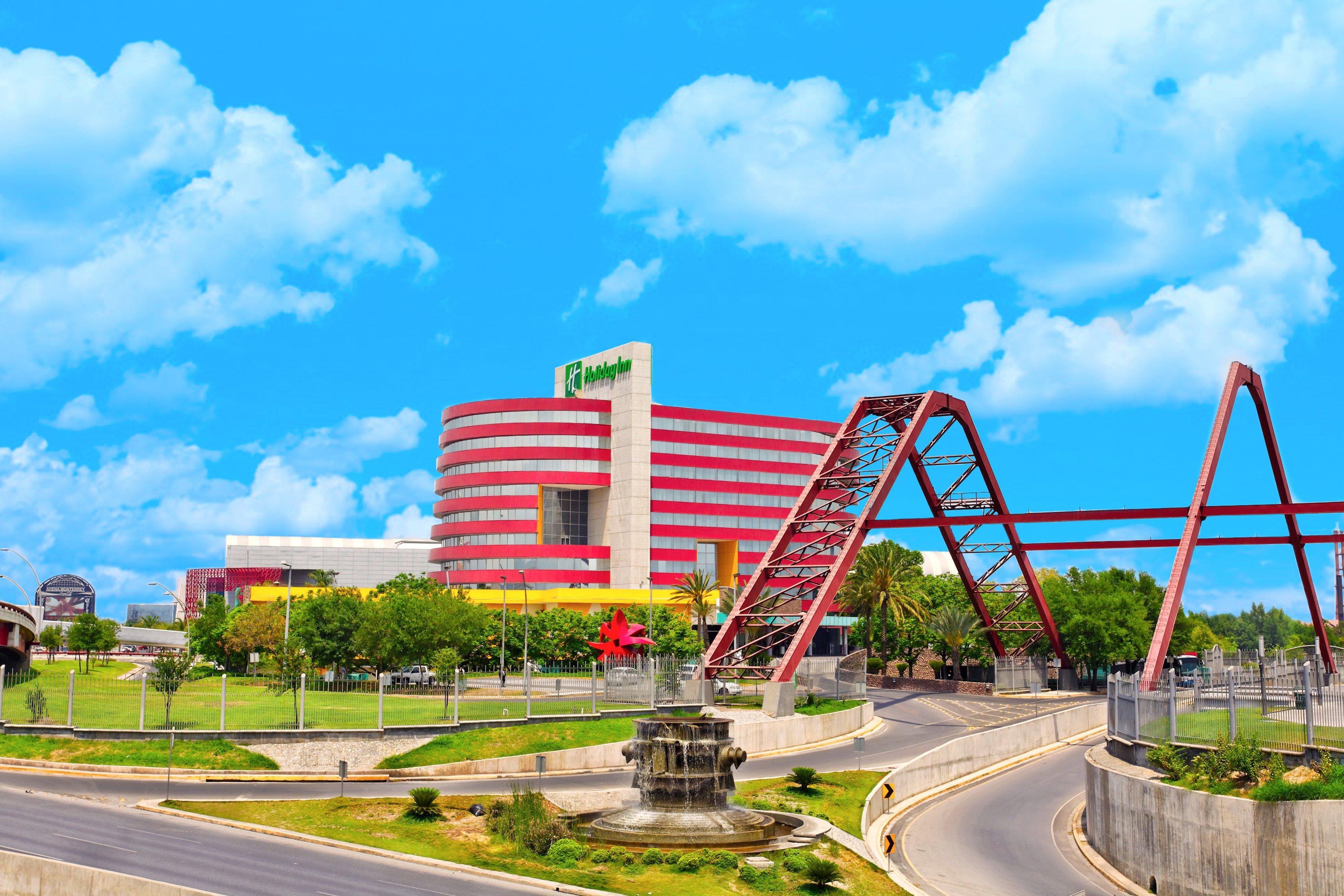 Holiday Inn Monterrey-Parque Fundidora By Ihg Esterno foto La Plaza Mall