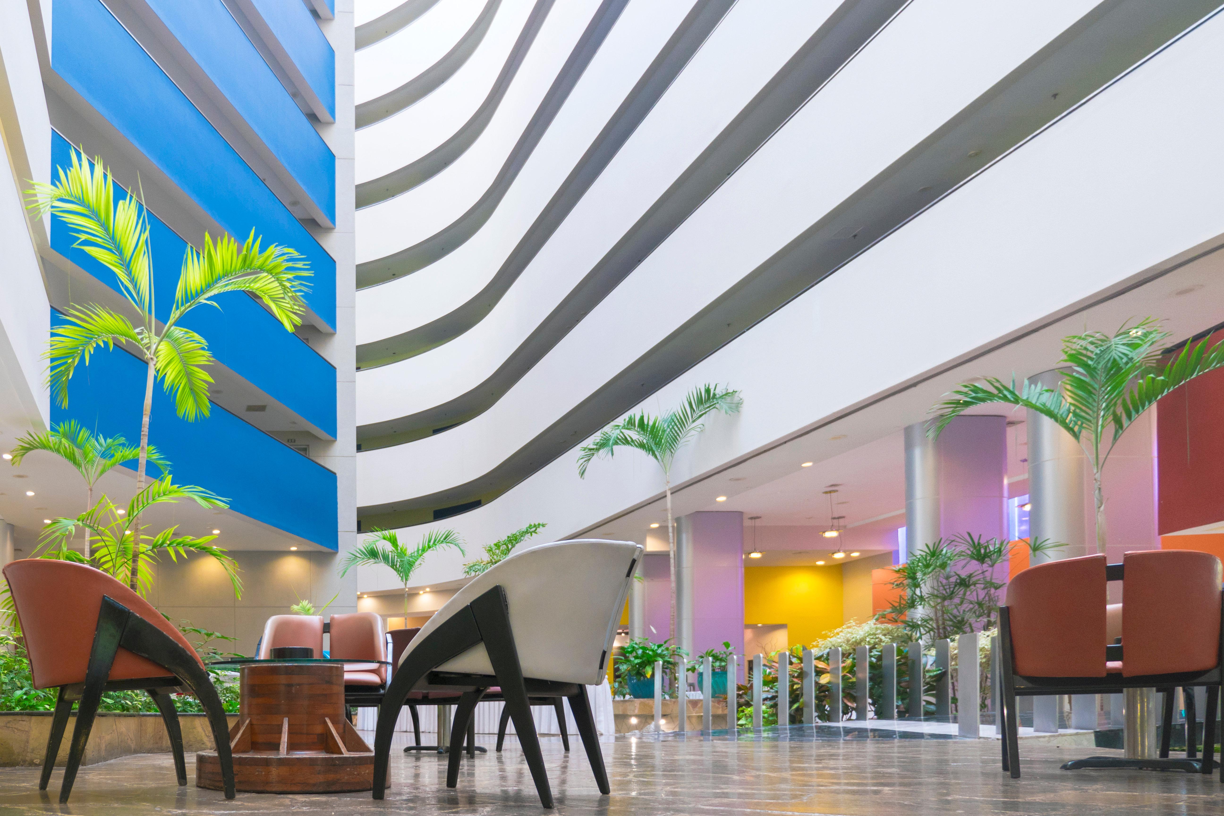 Holiday Inn Monterrey-Parque Fundidora By Ihg Esterno foto Lobby