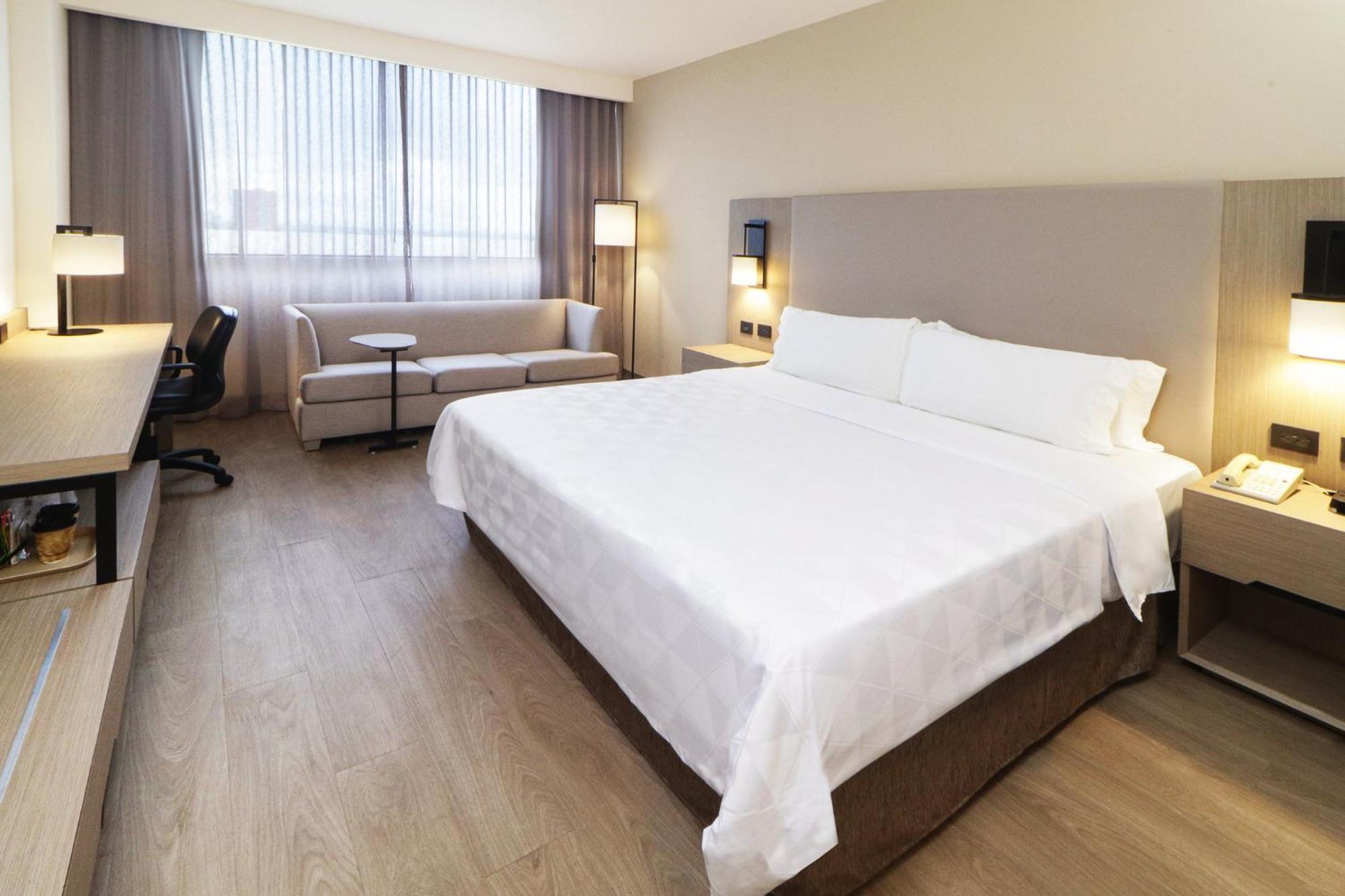 Holiday Inn Monterrey-Parque Fundidora By Ihg Esterno foto A room at the hotel