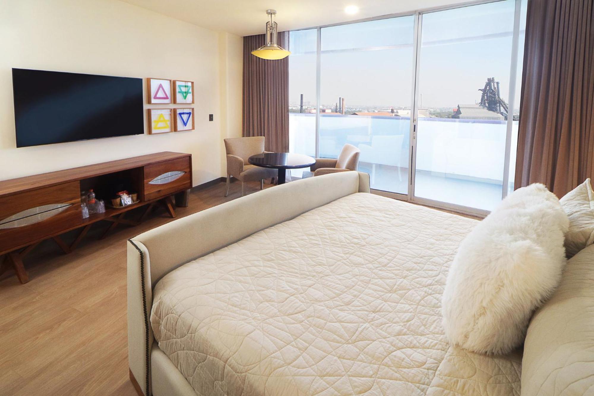 Holiday Inn Monterrey-Parque Fundidora By Ihg Esterno foto A room at the hotel