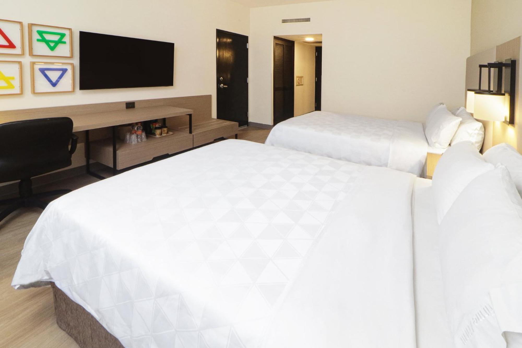 Holiday Inn Monterrey-Parque Fundidora By Ihg Esterno foto A typical room at the Holiday Inn Express