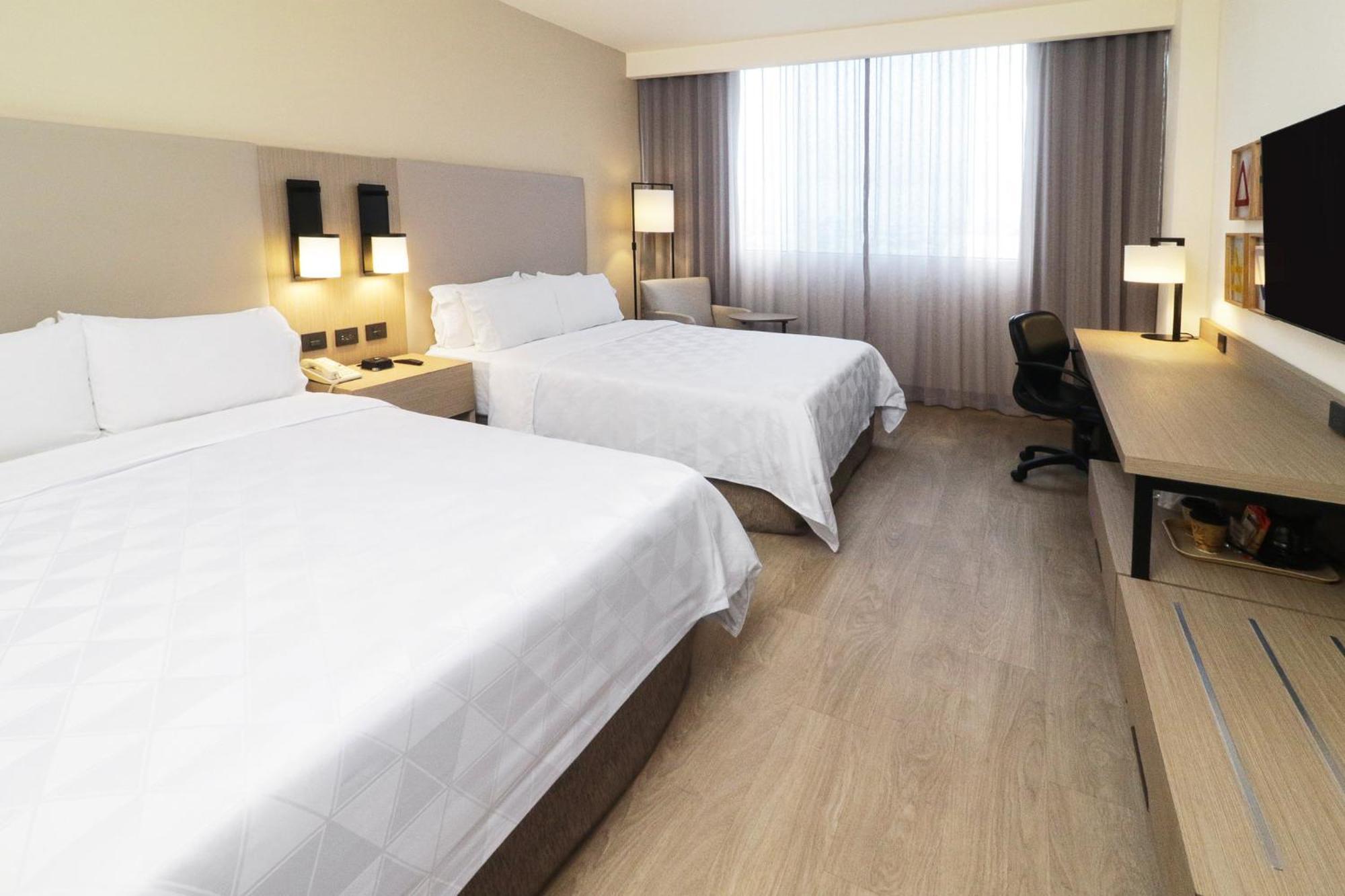 Holiday Inn Monterrey-Parque Fundidora By Ihg Esterno foto A room at the hotel