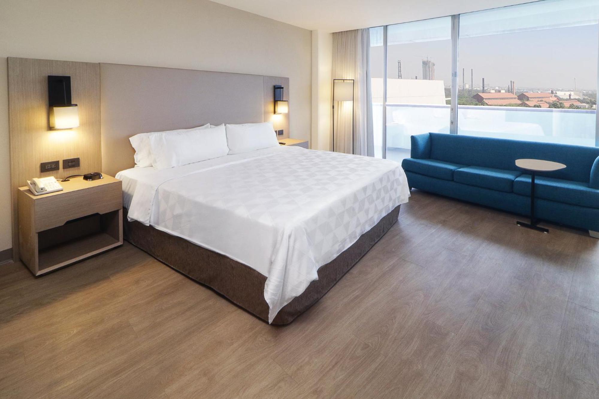 Holiday Inn Monterrey-Parque Fundidora By Ihg Esterno foto A room at the Hilton London Heathrow